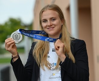 Lea Sophie Friedrich zeigt die Silbermedaille, die sie bei den Olympischen Spielen in Tokio gewann.