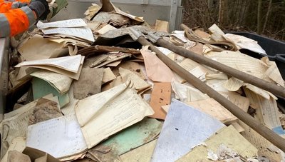 Ende März wurden Akten und Dokumente von Augustusburger Bauhofmitarbeitern aus der leer stehenden Villa in Grünberg geborgen, nachdem eine Spaziergängerin nahe der Villa Papiere gefunden hatte. 