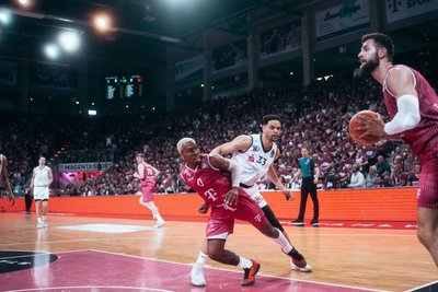 Dominic Lockhart (Niners) und T.J. Shorts (Bonn).