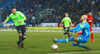 Daniel Frahns zweites Pflichtspieltor für den CFC: Der Stürmer (links) überwindet Energie-Torhüter Daniel Lück zum 2:0.