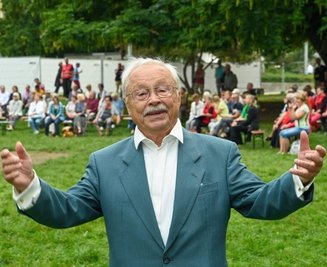 Der langjährige Chorleiter Rolf Schneider dirigierte auch am Sonntag beim Bürgerfest mehrere Lieder.