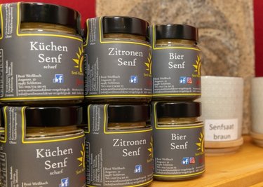 Mit dem Honig seiner Bienen wird auch der Senf gesüßt. Mehr als ein Dutzend Varianten hat der Schlettauer im Angebot.