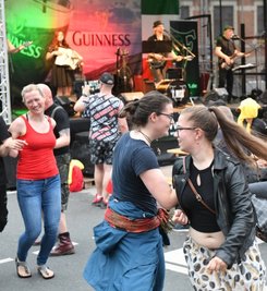 Auf der Bühne an der Erbischen Straße sorgten F.MISD aus Staßfurt für eine Irish-Folk-Party.