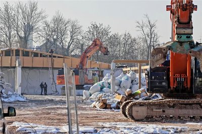 Nach dem Abrissende folgen Kanalarbeiten auf dem Gelände einschließlich Parkplatz. 
