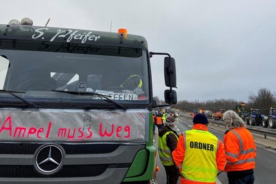 „Die Ampel muss weg“ steht an einem Laster. Der Protest an der Auffahrt Plauen-Ost zur A72.