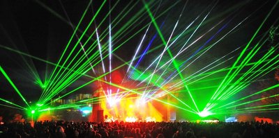 
              <p class="artikelinhalt">Die Musik der Rockband City wurde erstmals auf der Muldeninsel mit einer Multimedia-Show aus Licht- und Laser-Projektionen und einem Feuerwerk in Szene gesetzt. </p>
            