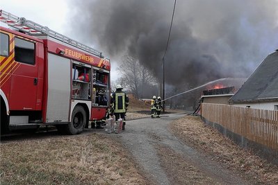 Das Wohnhaus (rechts) konnte mit Mühe vor den Flammen gerettet werden. Durch die Hitze war ein Fenster bereits geborsten.