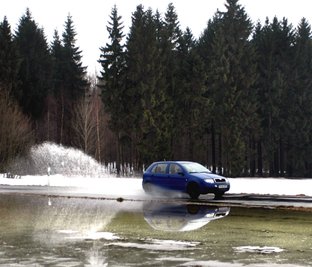 An der Straße zwischen Rebesgrün und Eich steht ein Feld unter Wasser. Das Schmelzwasser hat die Straße teilweise überspült.