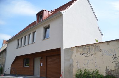 Auf den ersten Blick mag nicht ins Auge fallen, was dieses Haus in Freiberg so besonders macht. Doch der Stadt ist das Gebäude mit der historisch anmutenden Fassade, die raffinierte Details birgt, den Architekturpreis 2020 wert.