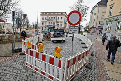 Wegen Arbeiten der WAD am Abwasserkanal ist der Dr.-Külz-Platz in Hohenstein-Ernstthal bis voraussichtlich 14. Juni für den Straßenverkehr gesperrt. Alle Wohnungen und Geschäfte bleiben zu Fuß erreichbar. 