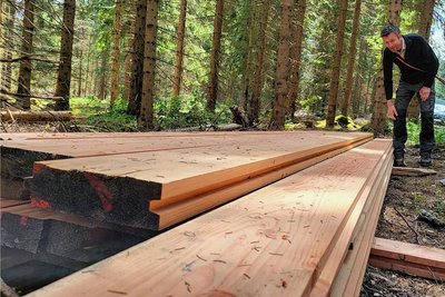 Forstbezirksleiter Clemens Weiser mit bereitliegenden Brettern für die Spundwände. Sie bestehen aus Lärche, die im Forstbezirk geschlagen und in einem einheimischen Holzwerk verarbeitet wurde.