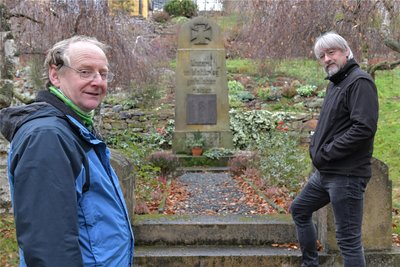Die Stadträte Gunther Zschommler und Volker Scharf (v.l.), hier am Ehrenmahl für die Gefallenen der beiden Weltkriege in Großschirma, trauern um Volkmar Schreiter.