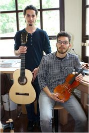 Preisträger des internationalen Instrumentenbauwettbewerbs 2016 der Geigenbauschule im tschechischen Cheb: Ole Jacob Nordheim (links) und Vincent Humml.