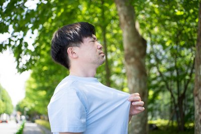 Japaner legen gemeinhin großen Wert darauf, andere Menschen nicht durch Gerüche, die von ihnen ausgehen, zu belästigen. Entsprechend stark tendieren sie dazu, sich in dieser Hinsicht selbst infrage zu stellen. Ein findiger Start-up-Unternehmer hat daraus eine Geschäftsidee gemacht. 