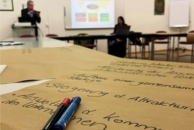 Mehrere Arbeitsgruppen diskutierten über mögliche Maßnahmen und wogen diese ab.