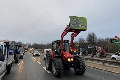 Mit Traktoren und Plakaten bekunden Landwirte im Vogtland ihren Ärger. Die Bundesstraße B173 blieb weitestgehend frei.