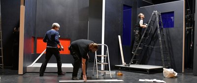 Das Bühnenbild für "Zwei Lügen, eine Wahrheit" wird auf der Hauptbühne des Freiberger Theaters von Nico Pitic, Maik Sorms und Johannes Berger (v.l.) aufgebaut. Mit der witzigen französischen Komödie startet das Mittelsächsische Theater am Sonntag nach der Coronapause wieder durch.