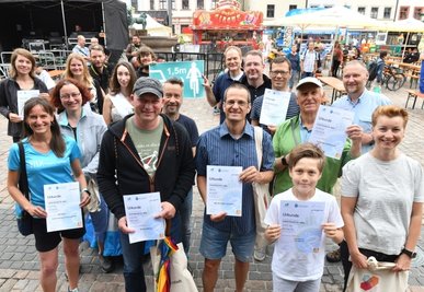 So sehen Sieger aus: Die Gewinner des diesjährigen Stadtradel-Wettbewerbs wurden am Samstag auf dem Obermarkt ausgezeichnet.