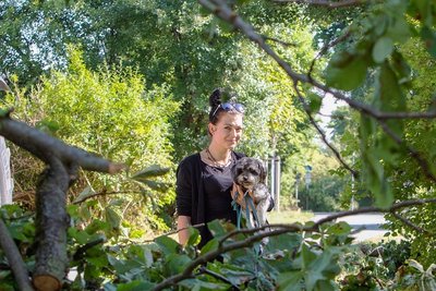 "Ich laufe wie eine Oma." Unter Schmerzen kann Melanie Pensold mit Hund Arnie wieder eine kleine Gassirunde drehen. Sie hatte viel Glück. Die Kastanie, unter der sie beim Sturm Montagabend begraben wurde, ist inzwischen gefällt. Donnerstagvormittag dauerten Fäll- und Aufräumarbeiten am Weg an der Elsteraue noch an. 