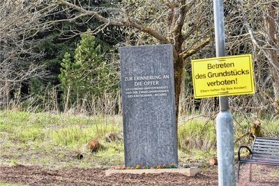 Von Rechtsextremen auf einem Privatgrundstück direkt neben einem öffentlichen Wanderweg errichtet: der "Gedenkstein" für die "Opfer" der Coronamaßnahmen in Zinnwald.