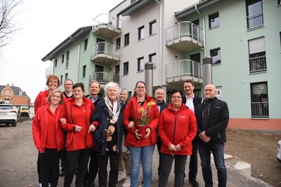 Das Team der Tagespflege und Gäste haben am Freitag die Einweihung des neuen Gebäudes in Oelsnitz gefeiert.