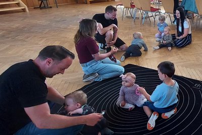 Während der Babybegrüßung blieb auch Zeit zum Spielen.
