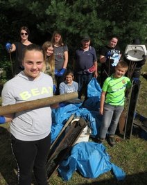 Team Klaus hat unfassbar viel Müll aus dem Waldstück rund um die Waldbühne herausgeholt. Sogar ein Waschbecken. 