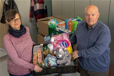 Momentan lagern in der Anlaufstelle der Tafel am Altmarkt 9 vor allem Spenden von Auerbacher Geschäftsleuten wie Spielzeug, Hygieneartikel oder Süßigkeiten. Künftig nehmen die Ehrenamtler Kerstin Galko und Friedrich Fuchs hier nach Voranmeldung auch Grundnahrungsmittel an. Damit will sich die Tafel speziell für die weitere Unterstützung ukrainischer Flüchtlinge fit machen. 