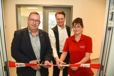 Feierlicher Banddurchschnitt: OB Mario Horn, DRK-Vorstandschef Gideon Türpe und Tagespflegeleiterin Yvonne Dullin (von links).