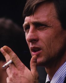 Von der Zigarette konnte Cruyff schon als Spieler nicht lassen.