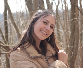 Dafür, dass Anna aus Plauen auch in Zukunft so fröhlich lachen kann, muss ihr genetischer Zwilling gefunden werden. Doch das ist wie ein Sechser im Lotto. "Wir wollen nichts unversucht lassen", sagen ihre Freunde. 