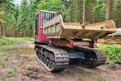 Ein Dumper auf Gummiketten bringt das Baumaterial ins Moor.