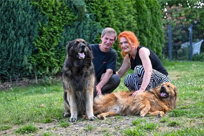 Hunde gehören seit mehr als 50 Jahren immer zu Donners Gaststätte: die Gastwirte Sandra und Falk Rother mit ihrem Altdeutschen Schäferhund Brix (links) und Lucy, ein Harzer Fuchs.