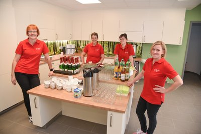 Die Küche im Gemeinschaftsraum können künftig alle Bewohner nutzen. Gestern wurde hier mit dem DRK-Team gefeiert.
