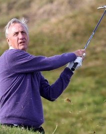 Johan Cruyff im Vorjahr beim Golfspielen.