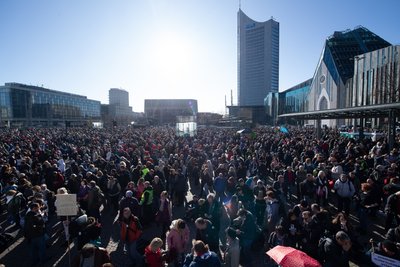 Dicht an dicht standen "Querdenken"-Demonstranten vor der Auflösung auf dem Augustusplatz.