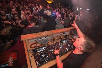 DJ Max Palm aus Pöhla hat 2021 den Gästen der Electric Summer Night in Sosa eingeheizt.