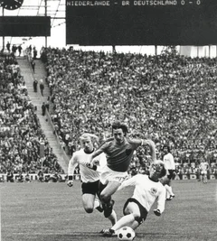 Johan Cruyff wird im WM-Finale 1974 von Uli Hoeneß und Berti Vogts (links) in die Zange genommen.