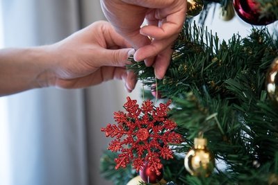 Auf drei Kartons mit Weihnachtsdekoration (Symbolfoto) hatten es Einbrecher in Plauen abgesehen