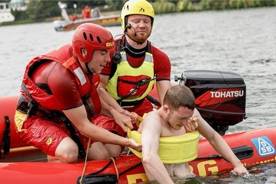 Zum Glück nur eine Übung: Rettungsschwimmer der Deutschen Lebens-Rettungs-Gesellschaft ziehen einen Mann in ihr Motorschlauchboot, ein sogenanntes Inflatable Rescue Boat. Droht ein Schwimmer in etwa 200 Metern vom Ufer entfernt zu ertrinken, kann er damit innerhalb einer Minute gerettet werden. Der Außenbordmotor hat bis zu 30 PS.