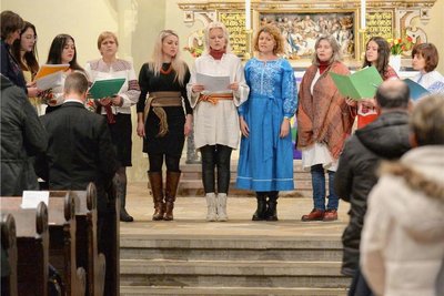 Eine Frauengruppe der griechisch-katholischen Gemeinde sang zum Friedensgebet in der Jakobikirche Freiberg. 