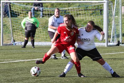 Katharina Hilbig (r.) gehört zur SG Affalter/Aue III, die sich nach einem Ausflug in die Mittelsachsen-Liga neu formiert hat und wieder in der Erzgebirgsliga mitmischt. Noch läuft nicht alles rund.
