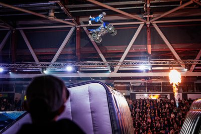 Neben Fahrrad- und Motorradfahrern flog auch der Italiener Filippo Rossetto mit seinem Quad durch die Messe und zeigte dabei atemberaubende Figuren in fast zehn Metern Höhe.