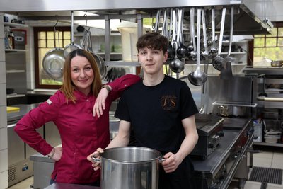 Restaurant-Chefin Katrin Sehr steht seit Jahresbeginn zusammen mit Koch Julian Keilhack in der Küche des Parkschlösschens. Zweimal monatlich wird hier im Rahmen der Reihe „Let’s Cook Boss“ richtig experimentiert.