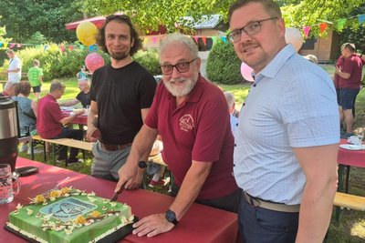 Gerd Bellmann, Vorsitzender des Brauchtumsverein in Zug, hat im vorigen Jahr die Torte zum 30. Geburtstag des Vereins angeschnitten. Neben ihm: Bürgermeister Martin Seltmann (l.) und Ortsvorsitzender Steve Ittershagen (r.)