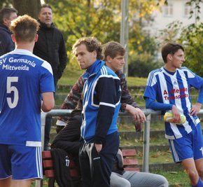 Wieder keine Punkte: Die Mittweidaer Spieler Paul-Luis Eckhardt (l.) und Philipp Krasselt (r.) sowie Trainer Sebastian Voigt (M.) mit enttäuschten Gesichtern nach der fünften Niederlage in Folge. 