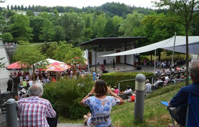 Mit mehr als 800 Gästen war der Zuschauerbereich vor der Bühne im Kurpark prall gefüllt. 