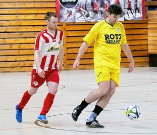 Beim Thumer Mitternachtsturnier hatten die Teams - hier Felix Taufer (l.) vom SSV Textima Chemnitz Freizeit gegen Phillip Kirmse vom ESV Eintracht Thum-Herold - bis in die späten Abendstunden ihren Spaß. 