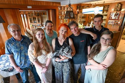 Die Gastwirt-Familie: Wolfram Rother, Enkelin Elsa Rother, die Töchter Katja Buschmann und Sandra Rother (mit Dipsy) und ihr Mann Falk Rother sowie Enkel Kurt und Romy Rother (von links).