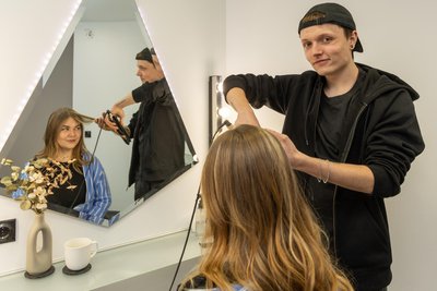 Martin Erdmann frisiert seine beste Freundin Laura Schürer aus Leipzig.